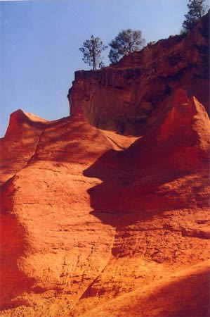 Ochre cliffs in Roussillon, the red village !
